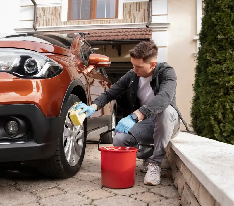 Lavage auto à domicile La Chapelle-Thècle : professionnel intervenant sur un véhicule